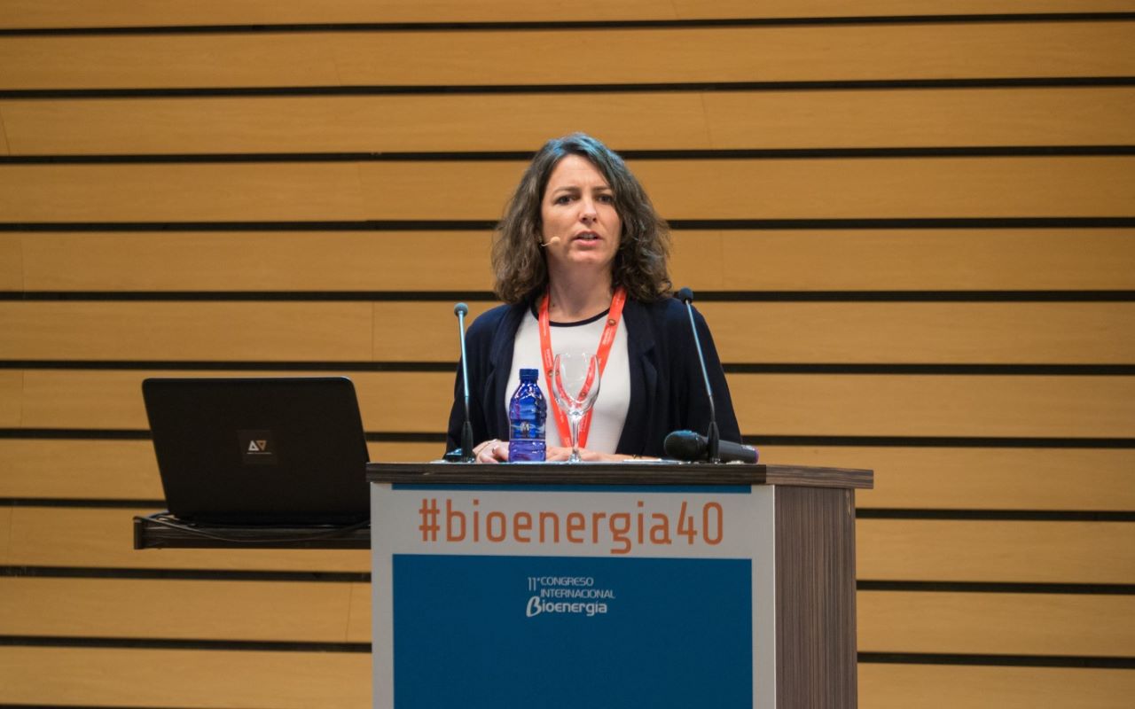 This is an image of Lucia Roca speaking to a crowd at Bioenergia40.